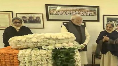 মনমোহনের বাড়িতে মোদি মনমোহনের বাড়িতে মোদি