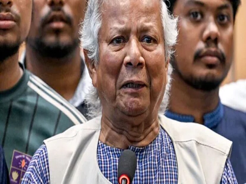 আর একের পর এক এই দাম বৃদ্ধির প্রতিবাদে, বুধবার রাতে, রাস্তায় নেমে বিক্ষোভ দেখালেন সাধারণ মানুষ। নতুন করে যে ভ্যাট বা কর বসানো হয়েছে, তা প্রত্যাহার করার জন্য ইউনূস সরকারকে ৪৮ ঘন্টা সময় দেওয়া হয়েছে। এর মধ্যে দাবি মানা না হলে বাংলাদেশকে অচল করে দেওয়ার হুঁশিয়ারিও দিয়েছেন তাঁরা।