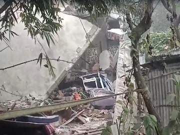 ভয়ঙ্কর বিস্ফোরণ! উড়ল বাড়ির ছাদ, বোমা বাঁধতে গিয়ে প্রাণ গেল ৩ জনের 