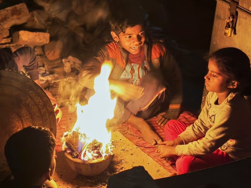  **উত্তর ভারতে শৈত্যপ্রবাহ ও শুষ্ক ঠান্ডা**  বর্তমানে, নতুন এবং শক্তিশালী কোনও পশ্চিমী ঝঞ্ঝা না থাকায় উত্তর ভারতের অনেক রাজ্যে শৈত্যপ্রবাহ অব্যাহত রয়েছে। পাঞ্জাব, হরিয়ানা, রাজস্থান, দিল্লি, উত্তরপ্রদেশ, মধ্যপ্রদেশ এবং ছত্তিশগড়সহ দেশের অনেক স্থানে সর্বনিম্ন তাপমাত্রা স্বাভাবিকের তুলনায় অনেক নিচে রেকর্ড করা হচ্ছে। স্কাইমেট ওয়েদার অনুযায়ী, একটি দুর্বল পশ্চিমী ঝঞ্ঝা পশ্চিম হিমালয়ের দিকে অগ্রসর হচ্ছে, তবে এর প্রভাব খুবই সীমিত হবে।  