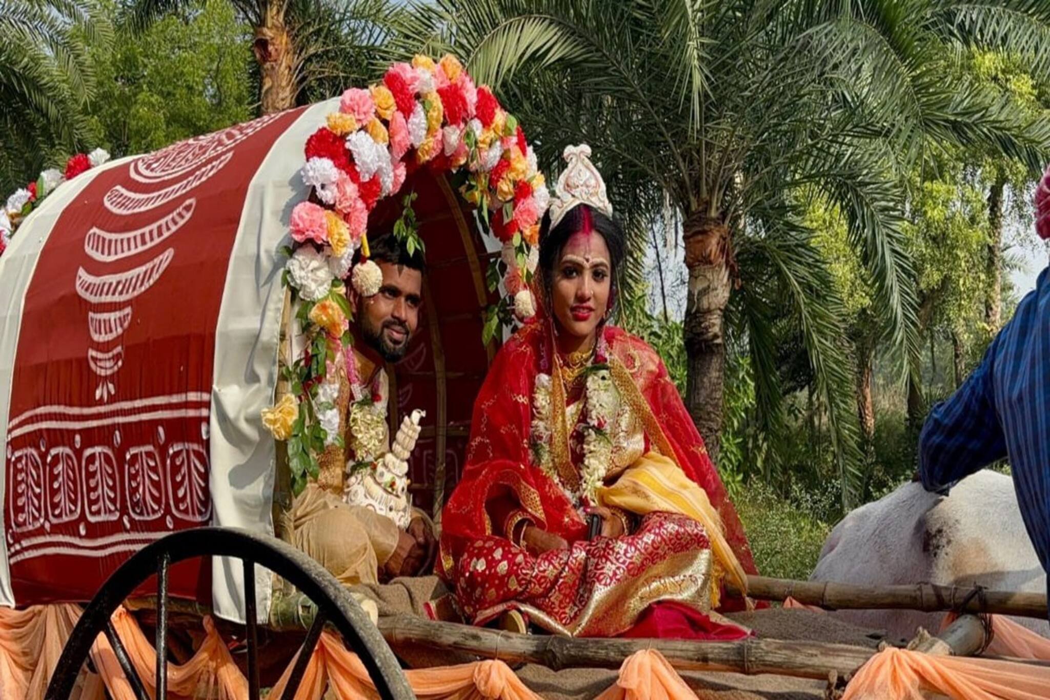 বিয়ের পর ফুলে সাজানো গাড়ি নয়...! নববধূকে নিয়ে কিসে ফিরলেন বর? দেখলে চমকাবেন