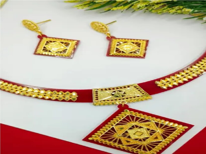 পলা দিয়ে তৈরি করা হচ্ছে বৈচিত্র্যময় ডিজাইনের নেক পিস, কানের দুল ও আংটি। এমনই বৈচিত্র্যময় পলা ও পলা দিয়ে তৈরি গয়না বিক্রি করছেন তুলি সাহা। তিনি জানান পলা দিয়ে তৈরি মালা, কানের দুল, আংটি বিভিন্ন ধরনের জুয়েলারি এখন এই বিয়ের মরশুমে ভীষণ চাহিদা। এই পলার মালা বা নেকলেস গুলোর দাম ১৫০ থেকে ৩০০ টাকার মধ্যে পাওয়া যায় অন্যদিকে পলার আংটি গুলো ৩০ থেকে ১০০ টাকার মধ্যে পাওয়া যায়। Input- Piya Gupta