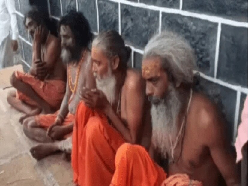 দূর-দূরান্ত থেকে আসতেন ভক্তরা। সবাই তাঁকে 'বাবা' বলতেন। এদিকে দিনে সাধু সেজে এই রামাধর শুধু ভিক্ষেই করতেন না, আশপাশের অলিগলি মানচিত্র মনে গেঁথে নিতেন। রাত হলেই আসতেন ডাকাতি করতে। ৩২ বছর পুলিশের চোখে ধুলো দিয়ে এভাবেই কাটিয়েছেন তিনি।