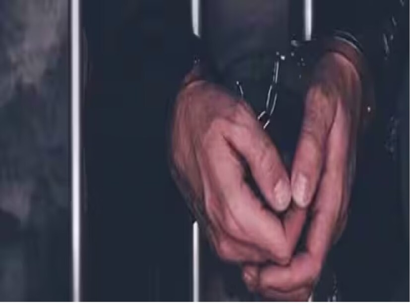 ওই পরিচয় পত্র নিয়ে হিলি থেকে অন্যত্র যাওয়ার পথে পুলিশ তাঁকে গ্রেফতার করে। সঙ্গে গ্রেফতার করা হয় গৌতম মণ্ডল নামে এক টোটো চালককে। এরপরই পুলিশ অভিযান চালিয়ে দালাল কুশ বর্মন এবং জাল নথি তৈরির অভিযোগে মিজানুর রহমানকে গ্রেফতার করে।