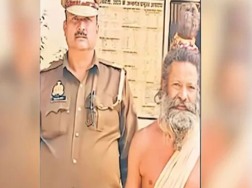 মাথায় জটা। পরনে গেরুয়া। দিনে সবাই তাঁকে ভিক্ষা করতেই দেখতেন। মনে করতেন সাধুবাবা। আর রাত হলে? সে কথা ফাঁস হল ৩২ বছর পর! পুলিশ এসে তাঁকে নিয়ে গেল শ্রীঘরে। কারণ জানলে চমকে যাবেন! 