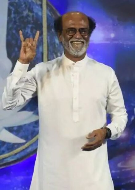 রজনীকান্ত ১৯৭৫ সালে বালাচন্দরের অপূর্ব রাগাঙ্গল দিয়ে আত্মপ্রকাশ করেন। একই বছর এই ছবিটি তেলুগু ভাষায় পূর্ব পদমারা নামে মুক্তি পায়। রজনী তাঁর সিনেমার ক্যারিয়ার শুরু করতে অনেক উত্থান-পতনের মুখোমুখি হয়েছেন। খাওয়ার জন্য তিনি শ্রমিক ও কাঠমিস্ত্রির কাজ করতেন। এমনকি এক পর্যায়ে আত্মহত্যারও চেষ্টা করেন।