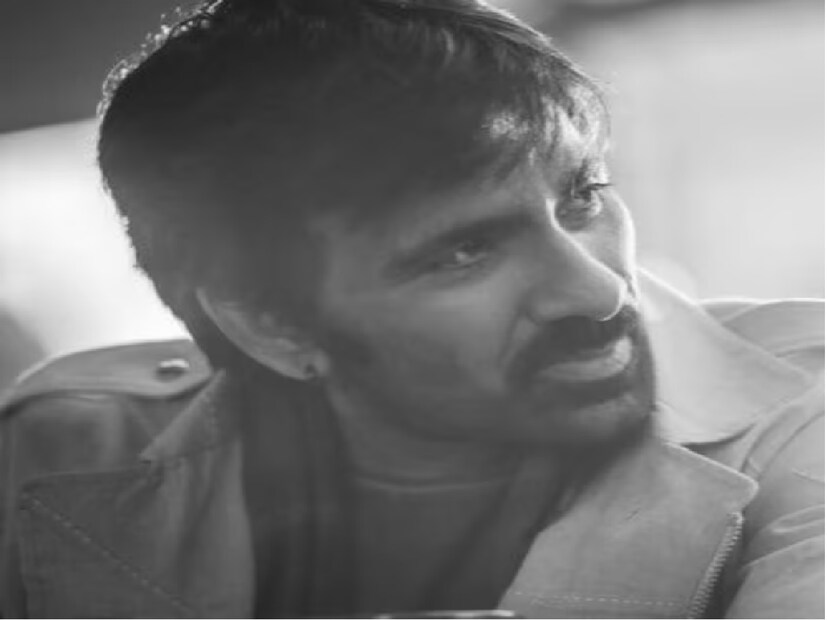 যাইহোক, আপাতত রবি তেজার একটা দুর্ধর্ষ হিট ছবির জন্য রীতিমতো মুখিয়ে রয়েছেন তাঁর ভক্তরা। ফলে একটা হিট ছবি দিলেই আবারও জনপ্রিয়তার শিখরে উঠে যাবেন অভিনেতা। তবে আজ রবি তেজার কেরিয়ারের এমন এক তারকা অভিনেত্রীর বিষয়ে কথা বলা যাক, যিনি একই সঙ্গে অভিনেতার প্রেমিকা, স্ত্রী এবং মায়ের চরিত্রে অভিনয় করেছেন। কিন্তু কে সেই তারকা অভিনেত্রী?