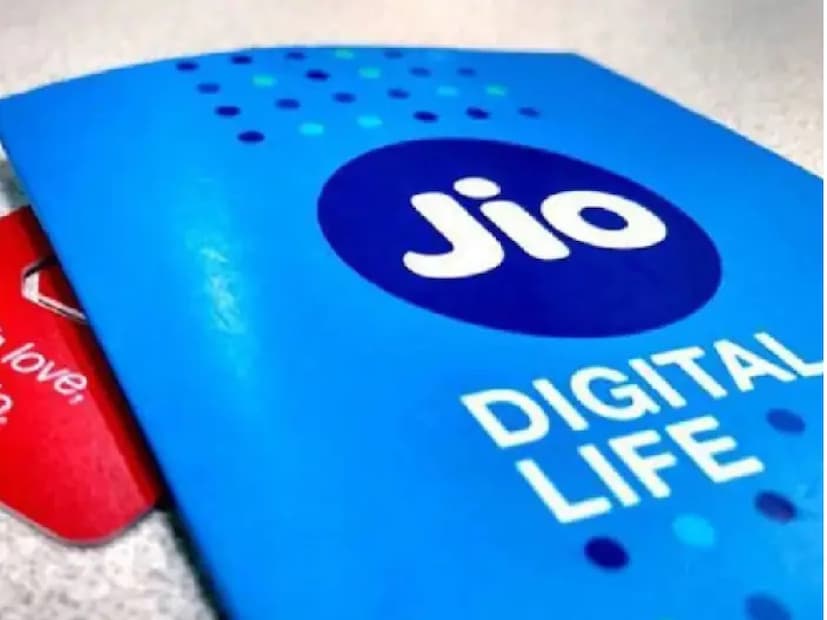 Jio-এর 299 টাকার প্ল্যান: Jio 299 টাকা দামে 28 দিনের প্ল্যান চালু করেছে। এতে আপনাকে প্রতিদিন 1.5GB ডেটা দেওয়া হয়, যা এক মাসে মোট 42GB ডেটা দিতে পারে। এর সাথে আনলিমিটেড কলিং এবং 100টি SMS সুবিধাও রয়েছে। যাদের আরও ডেটা প্রয়োজন তাদের জন্য এই প্ল্যানটি সেরা বিকল্প।