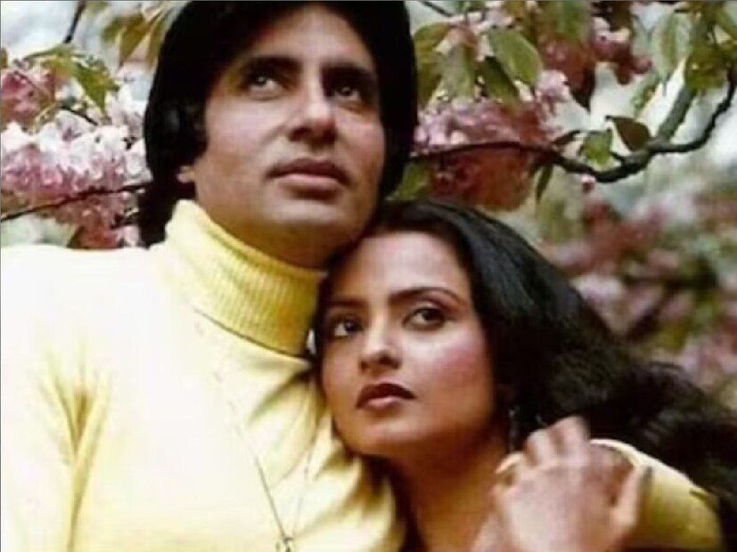 *জানা যায়, ১৯৮৪ নাগাদ এই খবর ছড়িয়ে পড়ে মিডিয়ার অন্দরে। প্রায় এই সময়ের পর থেকেই সিঁদুর পরতে শুরু করেন রেখা। তারপর থেকেই গুঞ্জন, অমিতাভ নয়, সঞ্জয় দত্তের নামেই সিঁদুর পরেন রেখা। যদিও রেখা কখনওই কিছু বলেন নি। রেখার সঙ্গে সম্পর্ক কিছু বলেন নি সঞ্জয়ও। সংগৃহীত ছবি।