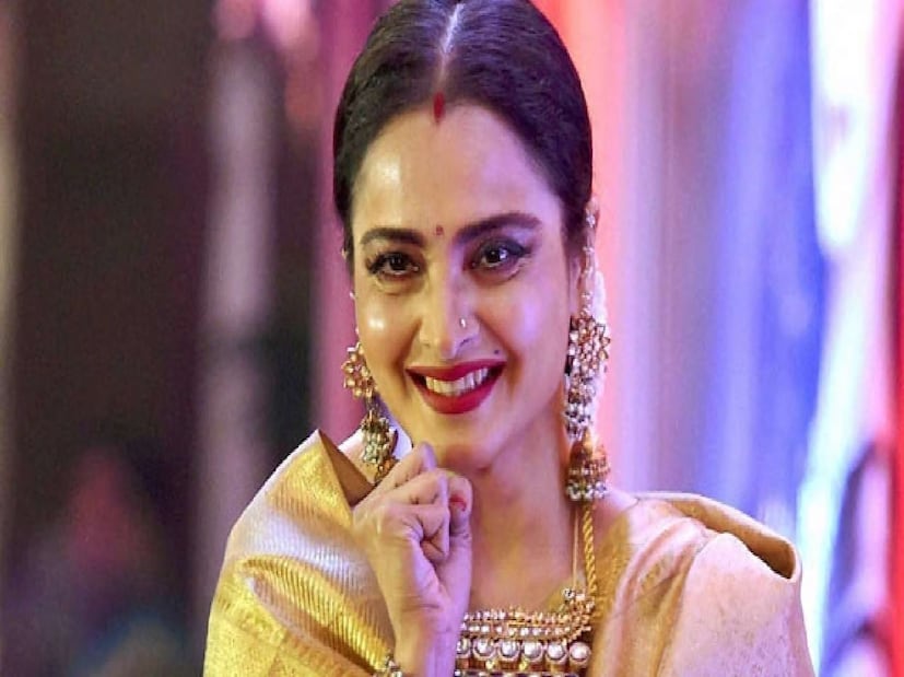 বলিউড অভিনেত্রী রেখা একবার সলমন খানের শো বিগ বসের  সিজন ৮-এ উপস্থিত হয়েছিলেন। সম্প্রতি পুরনো একটি ভিডিও ভাইরাল হচ্ছে। সেখানে প্রকাশ্যে অমিতাভ বচ্চনকে নিয়ে মুখ খুলেছিলেন রেখা৷