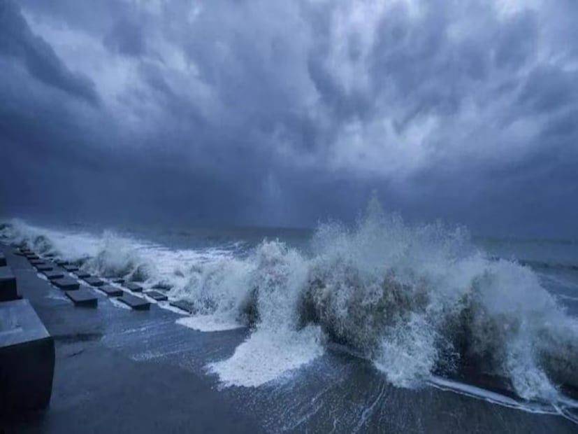 এর প্রভাবের কারণে, আগামী ৩ দিন তামিলনাড়ু, পুদুচেরি, অন্ধ্রপ্রদেশ, কেরল, ওড়িশা, পশ্চিমবঙ্গে বজ্রবিদ্যুৎ-সহ হালকা থেকে মাঝারি এবং ভারী থেকে অতি ভারী বৃষ্টির সম্ভাবনা রয়েছে।