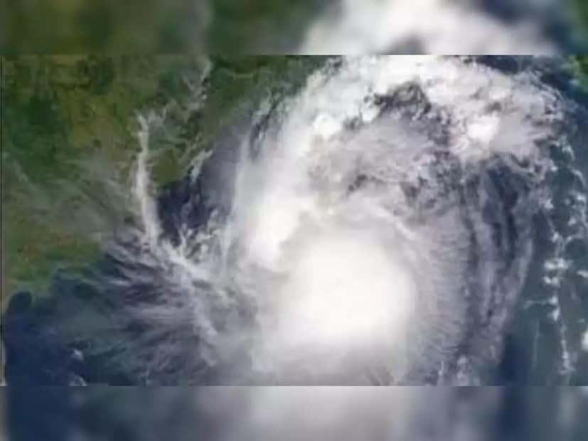 অন্যদিকে, একই সময়ে আন্দামান সাগরের কেন্দ্রীয় অংশ এবং থাইল্যান্ড উপসাগর সংলগ্ন এলাকায় সক্রিয় ঘূর্ণাবর্ত এই মুহূর্তে দক্ষিণ আন্দামান সাগর এবং সংলগ্ন এলাকায় অবস্থান করছে, যার কারণে একটি নিম্নচাপ এলাকা তৈরি হওয়ার সম্ভাবনা।