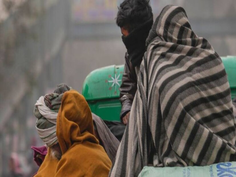 ঘন কুয়াশার সতর্কতা জারি:IMD-এর পূর্বাভাস অনুসারে, আগামী ২ দিন উত্তর-পশ্চিম ভারতে ঘন থেকে অতি ঘন কুয়াশা অব্যাহত থাকতে পারে। উত্তরপ্রদেশ, পঞ্জাব, হরিয়ানা, চণ্ডীগড়, হিমাচল প্রদেশ, অসম, মেঘালয়, নাগাল্যান্ড, মণিপুর, মিজোরাম, ত্রিপুরায় ১৭-২০ জানুয়ারি রাত ও সকালের সময় ঘন থেকে অতি ঘন কুয়াশা অব্যাহত থাকতে পারে।