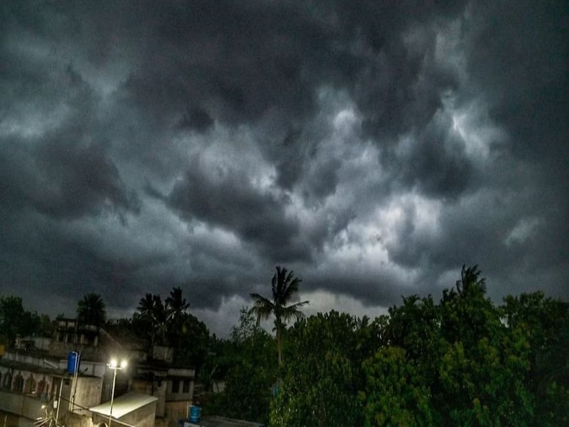 আজ শনিবার ভারী বৃষ্টির সতর্কতা আলিপুরদুয়ার এবং কোচবিহার জেলাতে। ৭০ থেকে ১১০ মিলিমিটার পর্যন্ত বৃষ্টি হতে পারে। বজ্রবিদ্যুৎ-সহ ঝড়-বৃষ্টি হবে দার্জিলিং-সহ উত্তরবঙ্গের সব জেলাতে।