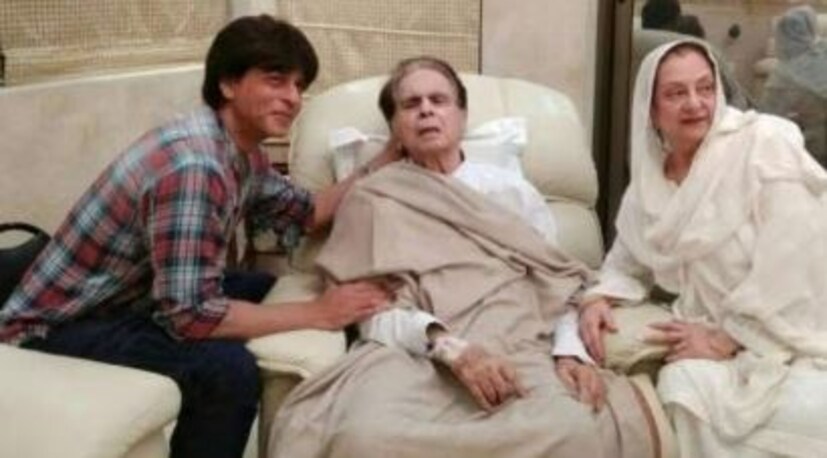 ১১ ডিসেম্বর দিলীপ কুমারের ১০২ তম জন্মবার্ষিকী। তাঁকে নিয়ে গল্পের শেষ নেই। এই সময়ের তারকারাও তাঁর নাম শুনলে শ্রদ্ধায় নত হন। যেমন শাহরুখ খান। বিভিন্ন সাক্ষাৎকারে বারবার ঘুরেফিরে বলেন তাঁর প্রিয় ‘দিলীপ সাহাব’-এর কথা।
