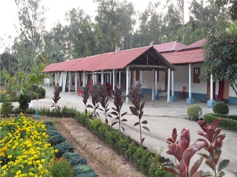 শুশুনিয়া পাহাড়ের আশেপাশে রয়েছে থাকার একাধিক জায়গা। মরুতবাহা ইকোপার্ক থেকে শুরু করে, যুব আবাস। ৩০০ টাকা থেকে শুরু করে রয়েছে রাত্রি বাসের সুযোগ। কলকাতা থেকে সরাসরি চলে আসুন বাঁকুড়া স্টেশন। বাঁকুড়া থেকে বাসে করে কিংবা গাড়িতে করে ছাতনা হয়ে শুশুনিয়া। শুশুনিয়া পাহাড়ের তলায় দুদিন থাকলেই ঘুরে দেখা হয়ে যাবে।