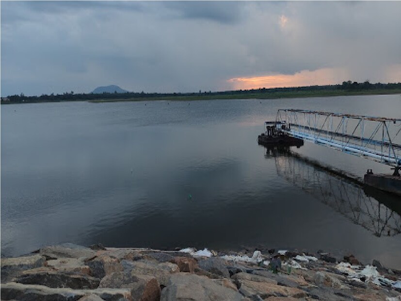 বাঁকুড়া জেলার প্রাকৃতিক প্রাণ ভোমরা শুশুনিয়া পাহাড়। পাহাড়ের প্রাকৃতিক সৌন্দর্যের টানে প্রতি বছর জমা হন অসংখ্য পর্যটক। কিছু কৌতুক পর্যটকদের দেখা যায় ঝর্ণাএবং গড়ের সামনে। যদি ওই ঝর্ণার উৎস এখনও খুঁজে পাওয়া যায়নি বলেই জানা গেছে। ঝরনা এবং ঝর্ণার সামনের গড়ের ইতিহাস স্থানীয়দের একাংশের মতে নরসিংহ মন্দিরের মহিমা মন্ডিত। শীত ঢোকার আগে এখনই বোধহয় সবচেয়ে উপযুক্ত সময় শুশুনিয়া পাহাড় ঘুরে দেখার। একপ্রকার আদিবাসী সংস্কৃতি, প্রাগৈতিহাসিক প্রেক্ষাপট, ভেষজ উদ্ভিদের সম্ভার এবং প্রাকৃতিক সৌন্দর্যের একটি দুর্দান্ত কম্বিনেশন বাঁকুড়ার এই পর্যটন কেন্দ্র। Input- Nilanjan Banerjee 