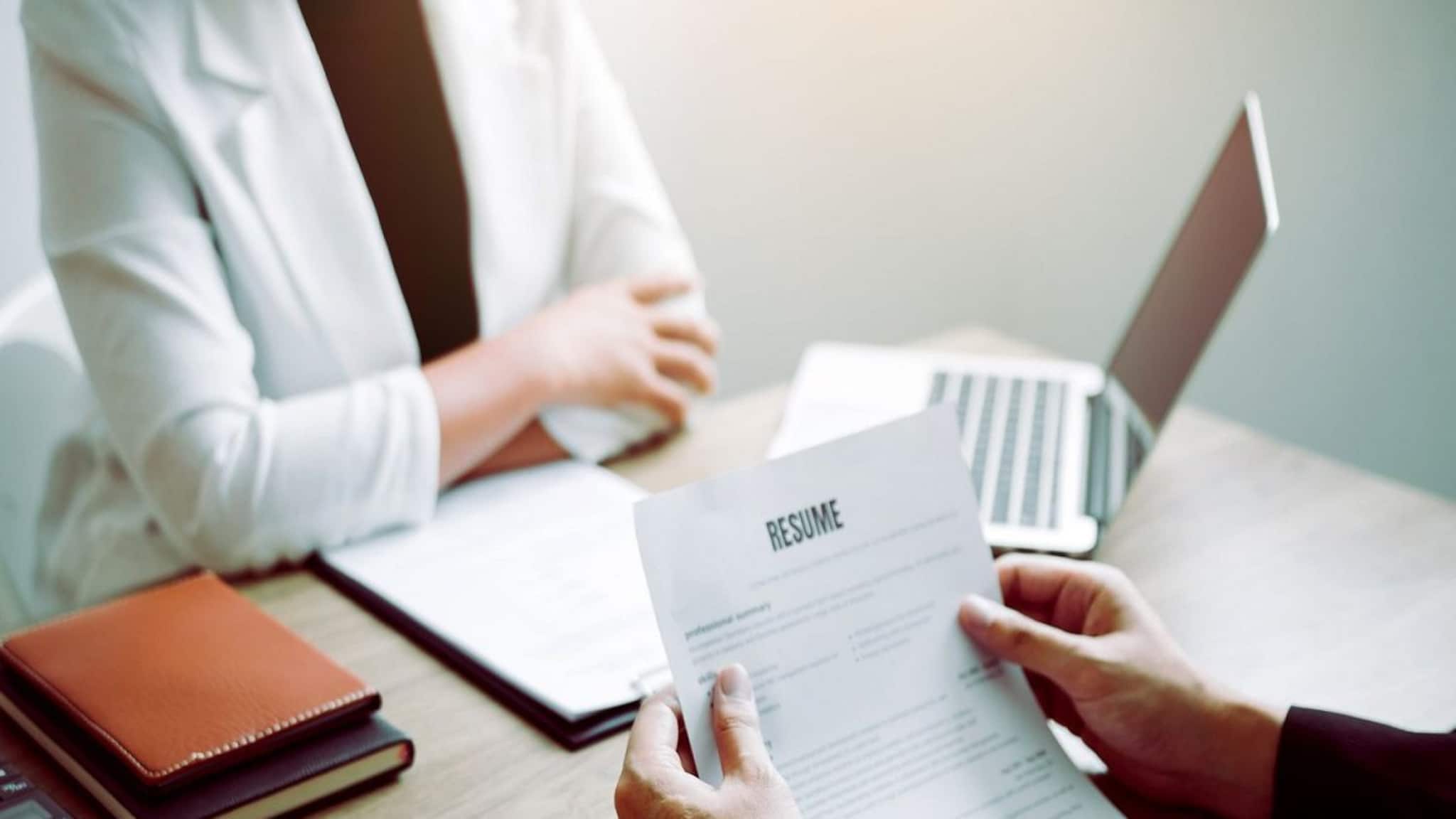 Jobs: মাসে ১ লক্ষ ৪৪ হাজার-২ লক্ষ টাকা বেতন, লিখিত পরীক্ষা ছাড়াই প্রচুর নিয়োগ, এই ডিগ্রি থাকলে আজই আবেদন করুন