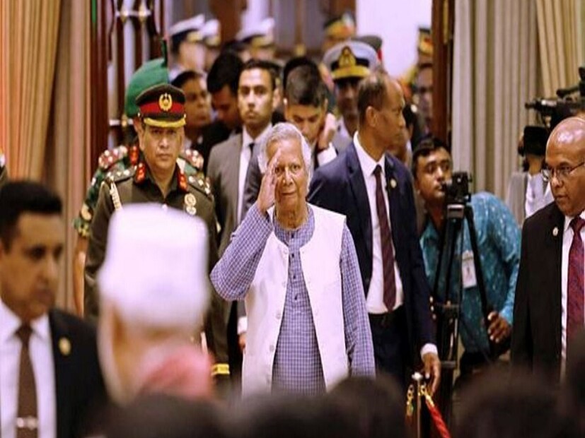ইউরোপের দেশগুলোর সঙ্গে বাংলাদেশের সম্পর্কের সার্বিক পর্যালোচনা, নতুন ও সম্ভাবনাময় ক্ষেত্র, বাণিজ্য, জলবায়ু পরিবর্তনের কারণে অস্তিত্ব সংকট মোকাবিলা, দ্রুত রোহিঙ্গা ইস্যু সমাধান-সহ নানা বিষয়ে আলোচনা হয়। উঠে আসে ইইউ ভিসা সেন্টারের প্রসঙ্গ। আর তখনই বাংলাদেশিদের জন্য ইউরোপের দেশগুলোর ভিসা সেন্টার দিল্লি থেকে সরিয়ে ঢাকায় কিংবা প্রতিবেশী অন্য কোনও দেশে স্থানান্তরের অনুরোধ করে ইউনুস। 