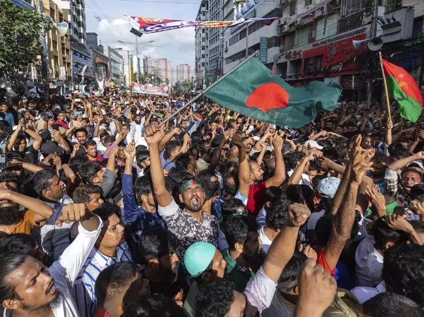 ওই বৈঠকে ইউনুস বলেন, 'ভারত বাংলাদেশিদের জন্য ভিসা সীমিত করায় অনেক শিক্ষার্থী দিল্লি গিয়ে ইউরোপের ভিসা নিতে পারছেন না। ফলে তাঁদের শিক্ষাজীবন নিয়ে অনিশ্চয়তা তৈরি হয়েছে। ইউরোপের বিশ্ববিদ্যালয়গুলো বাংলাদেশের শিক্ষার্থী পাচ্ছে না। ভিসা অফিস ঢাকা অথবা প্রতিবেশী কোনও দেশে সরিয়ে নিয়ে যাওয়া হলে বাংলাদেশ ও ইউরোপীয় ইউনিয়ন উভয়ই উপকৃত হবে।'
