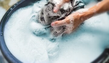 জামাকাপড় কাচার সময় এই ভুল করছেন! জলের মতো বেরিয়ে যাবে টাকা, ভিখারি হওয়া আটকাতে পারবেন না