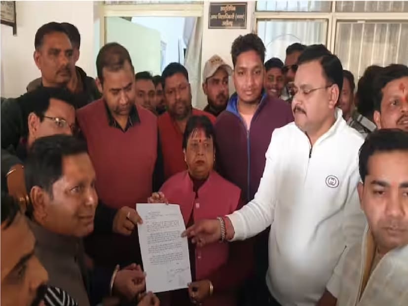 হিন্দু সংগঠন ও বিজেপি কর্মকর্তারা অনুষ্ঠানের বিরোধিতা করেন। শুধু তাই নয়, বিপুল জনসমাগম নিয়ে প্রাক্তন মেয়র শকুন্তলা ভারতী অনুষ্ঠানটি হলে অপ্রীতিকর ঘটনারও হুঁশিয়ারি দেন। মেয়েটির পরিবার হিন্দুত্ববাদী সংগঠনগুলির  কাছে অনুষ্ঠান বাতিলের আবেদন করে বার্তা পাঠায়৷