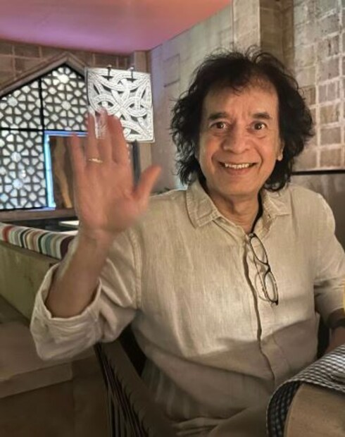 ছোটবেলায় ওস্তাদ জাকির হুসেন তাঁর পিতার কাছ থেকে তবলা বাজানোর দক্ষতা পেয়েছিলেন। তাঁর পিতা আল্লাহরাখা কুরেশিও একজন বিখ্যাত তালবাদক ছিলেন। পিতার পথ অনুসরণ করে তিনি তবলা বাজানোকে পেশা হিসেবে গ্রহণ করেন এবং শুধু দেশেই নয় বিদেশেও তাঁর দক্ষতা প্রমাণ করেন। 