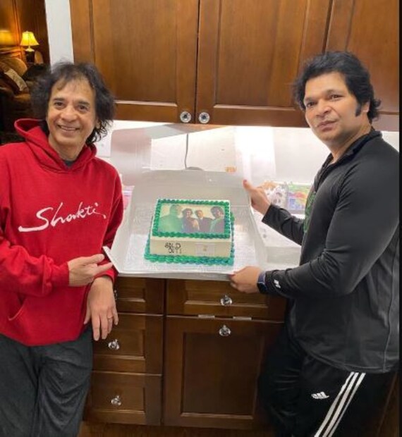 জাকির হুসেন ছিলেন সেই সমস্ত শিল্পীদের মধ্যে একজন যাঁরা ভারতীয় শাস্ত্রীয় সঙ্গীতকে বিশ্বের দরবারে গৌরবান্বিত করেন। এর পাশাপাশি তিনি সঙ্গীতের মঞ্চে তবলাকেও বিশিষ্ট স্থান দিয়েছিলেন। 