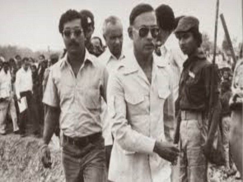 তখন সেনাবাহিনীর সমর্থনে খোন্দকার মোস্তাক আহমেদ ক্ষমতায় বসেন। কিন্তু, কিছুদিনের মধ্যে সেনাপ্রধান খালেদ মোশাররফের নেতৃত্বে সেনা অভ্যুত্থান ঘটে ৩ নভেম্বর। তাঁকেও হত্যা করা হয়। এরপর বেশ কয়েকবার সেনা অভ্যুত্থান ও পাল্টা অভ্যুত্থানের পর ৭ নভেম্বর জেনারেল জিয়াউর রহমান ক্ষমতা গ্রহণ করেন। কিন্তু ৬ বছরের মধ্যে জেনারেল জিয়াউর রহমানকে সৈন্যবাহিনী হত্যা করে ১৯৮১ সালের ৩০ মে । প্রতীকী ছবি