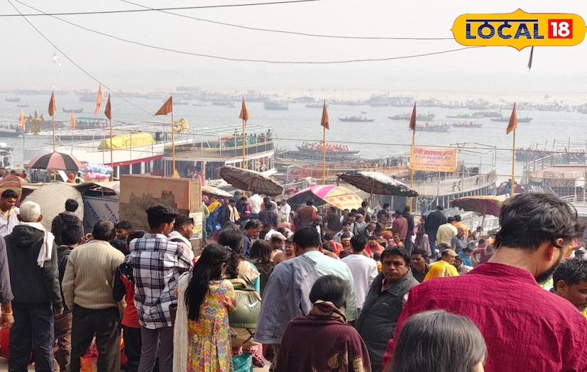 শহরের এক হোটেল ব্যবসায়ী রামবালী চৌরাসিয়া জানিয়েছেন, শহরজুড়ে অধিকাংশ হোটেল বুকিং করা আছে আগে থেকেই পর্যটকদের জন্য। শুধু তাই নয়, নিরাপত্তার কথা মাথায় রেখে শহরে বাইরের গাড়ি প্রবেশ করতে দেওয়া হচ্ছে না। এমনকী ভোর থেকেই বাবা বিশ্বনাথের মাথায় জল ঢালার জন্য ভক্তদের ভিড় লক্ষ্য করা যায়। প্রায় ৭-৮ ঘণ্টা লাইনে দাঁড়িয়ে এই জল ঢালা সম্ভব হচ্ছে।
