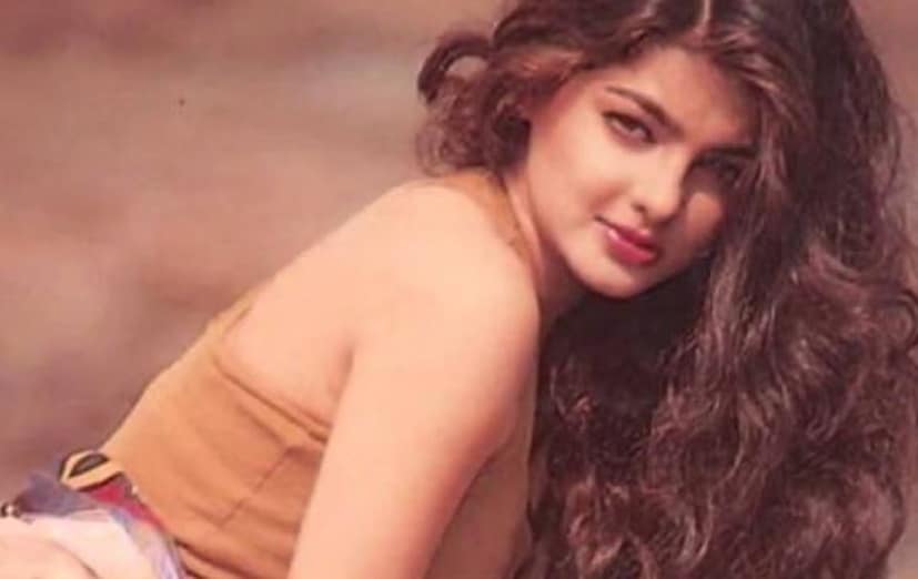 মমতা কুলকার্নি মানেই একটা সুপারহিট ছবি! যেকোনও বোল্ড দৃশ্যে তিনি সাবলীলভাবে অভিনয় করতেন! সেই সময়ে সাহসী পোশাকে তাঁকে দেখা যেত! তাঁকে নিয়ে সমালোচনাও ছিল প্রচুর! 