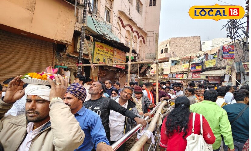 একদিকে বয়ে চলেছে গঙ্গা। তার পাড়ে বিশ্বনাথের বাসস্থান। তাঁর পাশেই দেবী অন্নপূর্ণার অধিষ্ঠান। উত্তর ভারতের এই জনপদ বহু প্রাচীন। বয়ে যাওয়া সময়ের অভিঘাতে চেহারা বদলেছে, কিন্তু এই ঐতিহাসিক প্রাচীন শহরে মৌনী অমাবস্যার আগে সোমবার থেকে বুধবার পর্যন্ত গড়ে প্রায় দৈনন্দিন ১০লক্ষ জন সমাগম হয়েছে বলে প্রশাসন সূত্রে খবর। 