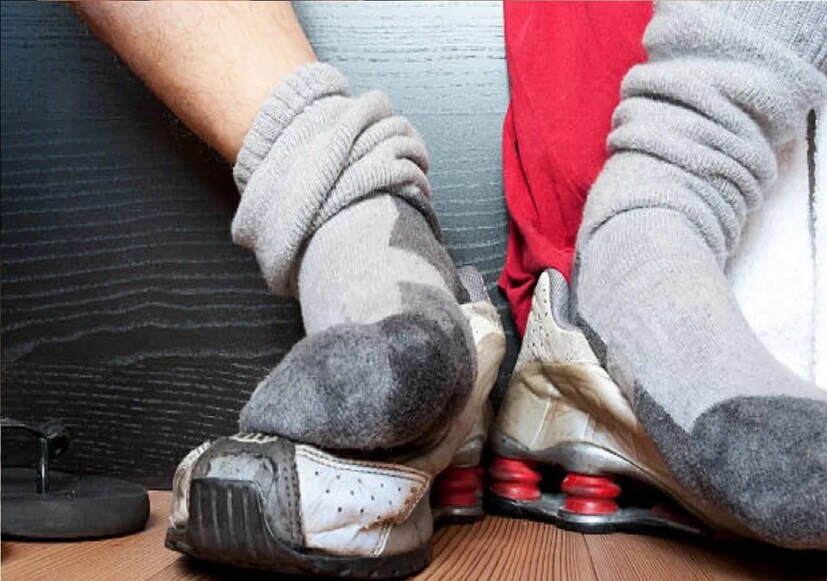 ডায়াবেটিস বা কিডনির সমস্যা থেকেও হতে পারে পায়ে দুর্গন্ধ। পায়ে ঘাম হলে তা জুতো ও মোজায় আটকে থাকা ব্যাকটেরিয়ার সঙ্গে মিশে যায়। সেখান থেকে দুর্গন্ধযুক্ত প্রোপিওনিক অ্যাসিড তৈরি করে। যা প্রোপিওনিব্যাকটেরিয়ার দ্বারা অ্যামিনো অ্যাসিড ভেঙে যাওয়ার পর গঠিত হয়। যা পায়ের গন্ধের কারণ হতে পারে। কীভাবে বাঁচবেন?