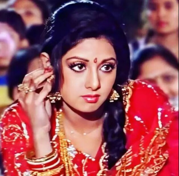 বিখ্যাত অ্যাডভোকেট মজিদ মেমন, যিনি অনেক সেলিব্রিটিদের আদালতের মামলা পরিচালনা করেছেন, একটি সাক্ষাৎকারে এই গল্পটি বর্ণনা করেছিলেন। তিনি শ্রীদেবী সম্পর্কিত একটি স্মরণীয় ঘটনা বর্ণনা করেছেন, যখন একজন ম্যাজিস্ট্রেট তাঁকে শুধুমাত্র দেখার জন্য সমন জারি করেছিলেন। 