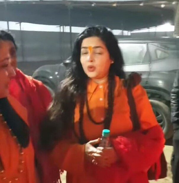 মহাকুম্ভের কিন্নর আখড়া থেকে ভাইরাল হওয়া ছবিতে সলমন-শাহরুখের নায়িকা মমতাকে দেখা গেল গেরুয়া বসনে। 