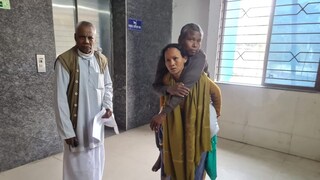 স্ত্রীর কাধে চেপে সিটি স্ক্যান করতে এলেন স্বামী। 