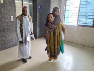 স্ত্রীর কাধে চেপে সিটি স্ক্যান করতে এলেন স্বামী। 