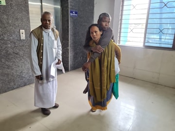 স্ত্রীর কাধে চেপে সিটি স্ক্যান করতে এলেন স্বামী। 