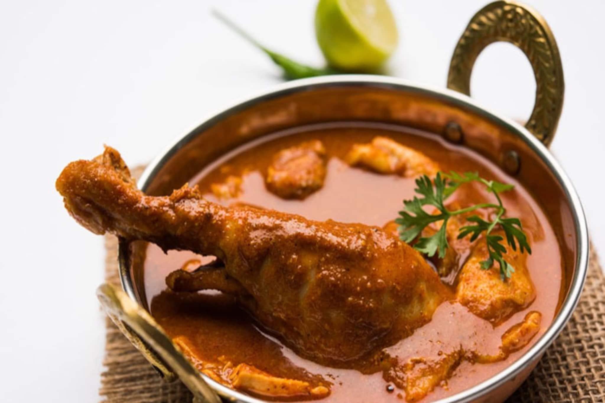 রান্না করা মাংসে লালচে ভাব খেয়াল করেছেন কখনও? কেন এরকম হয়? এই মাংস খেলে শরীরে কী হয় জানেন?