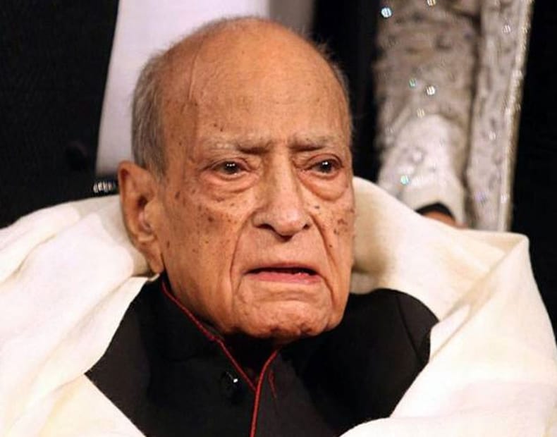এ কে হাঙ্গল-- বহু ছবিতে সাফল্যের সঙ্গে অভিনয় করেছেন এ কে হাঙ্গল। কিন্তু শেষদিনে চিকিৎসার টাকাটুকুও ছিল না। সেই সময় অমিতাভ বচ্চন চিকিৎসার জন্য ২০ লাখ টাকা দিয়েছিলেন।
