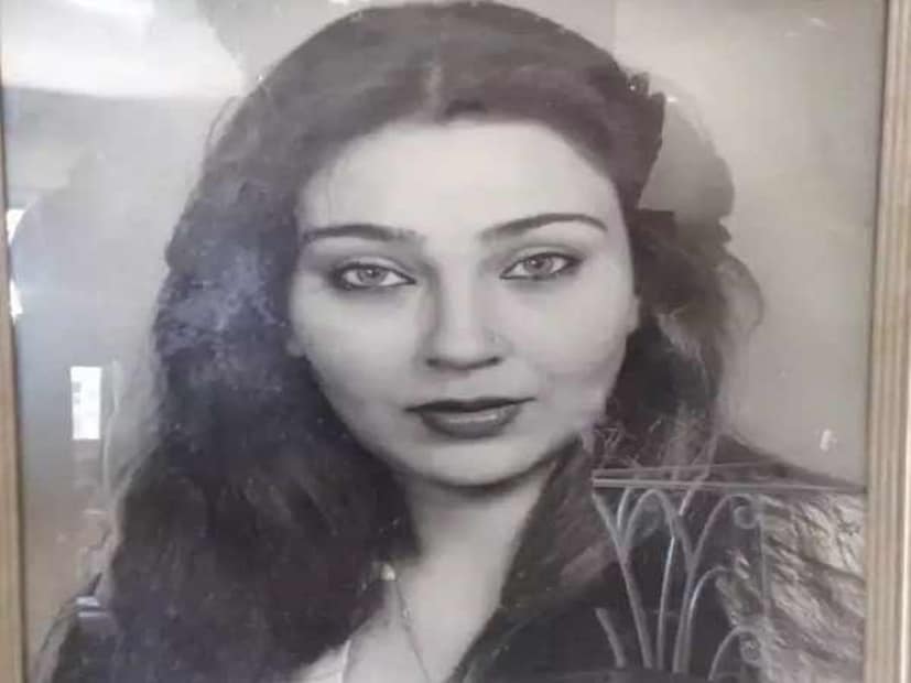 বলিউডের গুঞ্জন, বলি অভিনেতা জাভেদ খানের সঙ্গে কলেজজীবন থেকেই সম্পর্ক ছিল হেলেনার। চার বছরের মাথায় সেই সম্পর্ক ভেঙে যায়। তারপরেই মিঠুনের সঙ্গে আলাপ হয় হেলেনার। পরিচয়, প্রেম এবং বিয়ে এবং বিচ্ছেদ... সবটাই খুব তাড়াতাড়ি হয়।