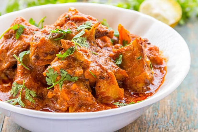 সাধারণত মুরগির পায়ের মাংস বা 'চিকেন লেগপিস'-এ এই লালচে ভাব দেখা যায়। পুষ্টিবিদদের মতে, মায়োগ্লোবিনের জন্যই কাঁচা মাংসের রং লালচে হয়। উচ্চ তাপমাত্রায় রান্নার ফলে মায়োগ্লোবিনের রাসায়নিক গঠনে বদল আসে, ফলে লালে রং ধারণ করে।