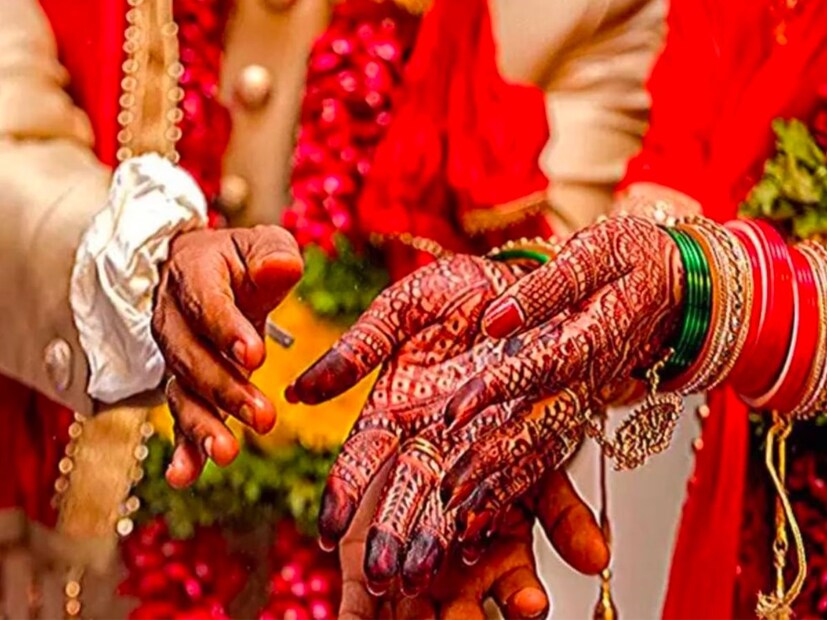 কিন্তু ফুলশয্যা কাটতে না কাটতেই এমন ঘটনা ঘটে যে শুনলে গায়ে কাঁটা দেবে আপনারও। এই দম্পতির বিয়ে বেশ ধুমধাম করে সানাই বাজিয়েই নানা ধর্মীয় আচার অনুষ্ঠনের মধ্যে দিয়ে সম্পন্ন হয়।