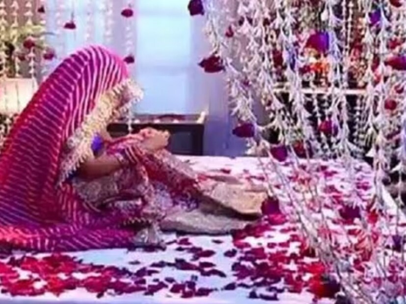 ফুলশয্যাও কাটে নির্বিঘ্নেই। কিন্তু তারপরেই ঘটে অঘটন। ফুলশয্যার পরদিন সকালে ঘুম থেকে উঠতেই মুহূর্তে হতবাক হয়ে যান স্বামী। এ কী দৃশ্য?