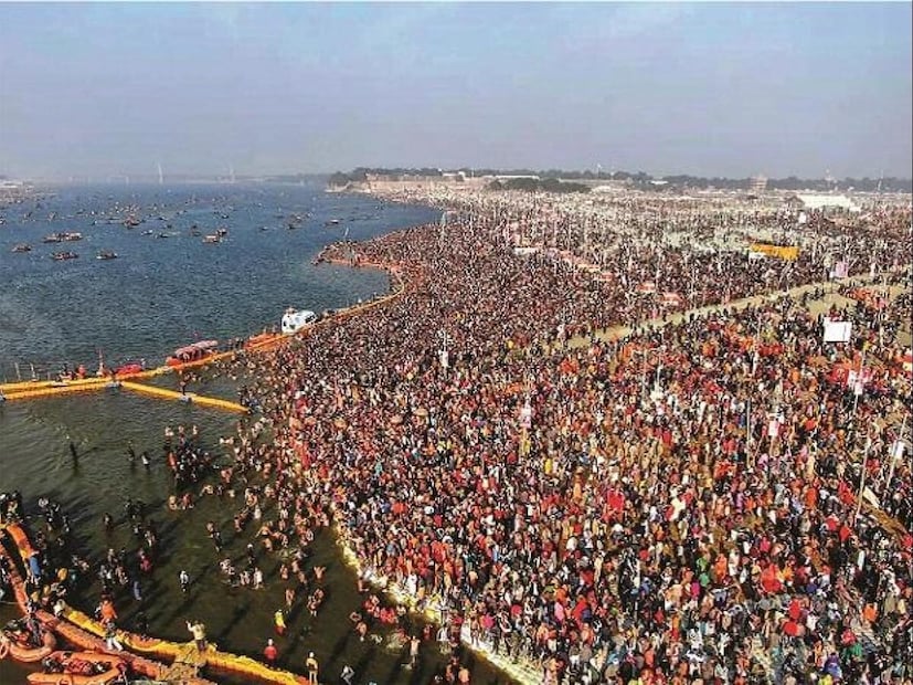 মহাকুম্ভের ইতিহাস: মৌর্য ও গুপ্ত বংশের সময়কাল থেকেই এই মেলার শুরু মনে করা হয়। ইতিহাসের পাতা মিলিয়ে দেখলে গুপ্ত বংশের পতনের পর শুরু হর্ষবর্ধনের রাজত্ব। সেই মত ধরে এগোলে রাজা হর্ষবর্ধনের সময়ে ভারতে আসা হিউয়েন সাঙের লেখায় মহাকুম্ভের উল্লেখ পাওয়া খুব একটা ভুল তথ্য নয়। 