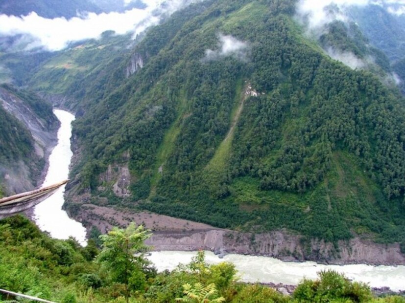 ব্রহ্মপুত্র নদ অরুণাচল প্রদেশে ডিহ এবং অসমে ব্রহ্মপুত্র নামে পরিচিত। চীনে এই নদীটি ইয়া-লু-সাং-পু, চিয়াং এবং ইয়ারলুং জাগাম্বো জিয়াং ইত্যাদি নামে পরিচিত।