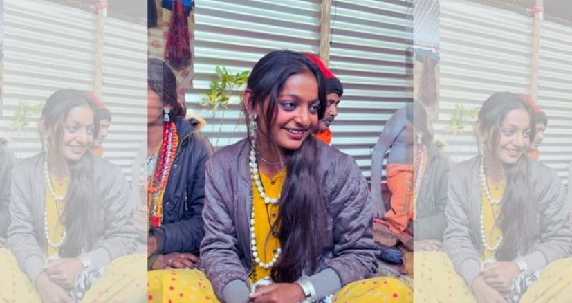 মোনালিসা বলেন, বাইরে বের হলেই লোকজন তাঁকে ঘিরে ফেলছে। তাঁকে মহাকুম্ভ থেকে সরিয়ে দেওয়ার হুমকিও দিয়েছেন অনেকে। লোকেরা তার সঙ্গে ফটো ক্লিক করার এবং ভিডিও করার চেষ্টা করছে আড়াল থেকে। যার কারণে তার রোজগারেও বিরূপ প্রভাব পড়ছে।