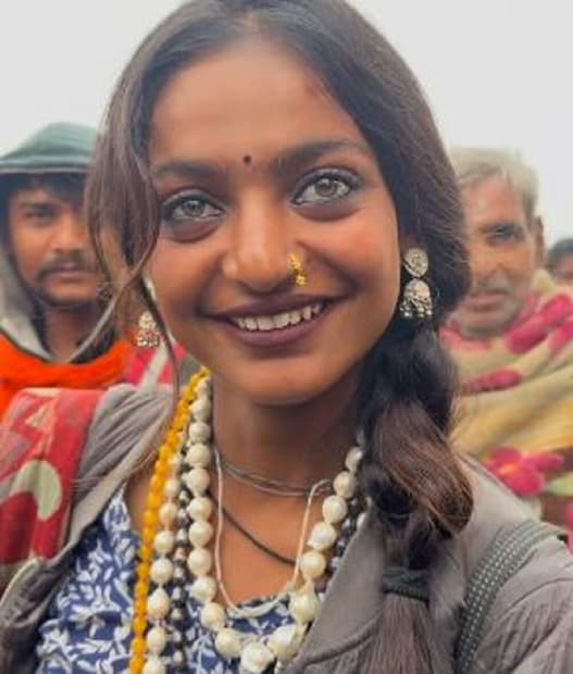 সোশ্যাল মিডিয়ায় ভাইরাল হওয়া সাম্প্রতিক ভিডিওগুলিতে মোনালিসার সরলতা, হাসি এবং উত্তর দেওয়ার ভঙ্গি মানুষের মন জয় করেছে। মেলায় আসা মানুষ পণ্য কেনার চেয়ে মোনালিসার সঙ্গে সেলফি তলায় বেশি আগ্রহ দেখাচ্ছেন।