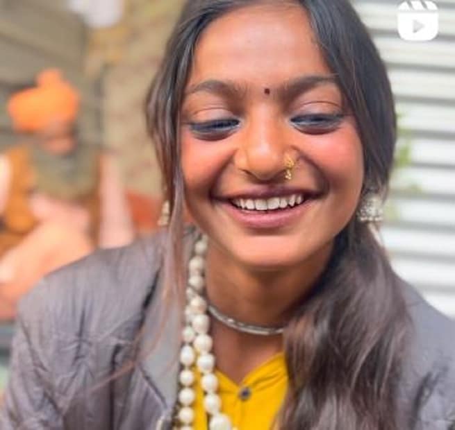 দ্য ভিঞ্চির মোনালিসার হাসির মতোই এই মোনালিসার হাসি আর চোখ সোশ্যাল হোক বা মেলা, কড়া নাড়ছিল বহু মানুষের মনের দরজায়। কিন্তু আচমকাই গল্পে এসেছে নতুন মোড়।