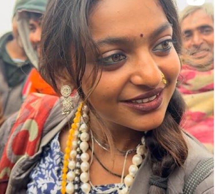 এই মালা বিক্রেতাকে নিয়ে সোশ্যাল মিডিয়ায় শুরু হয়েছে তুমুল শোরগোল। সোশ্যাল মিডিয়ায় ভাইরাল হওয়া এরকমই একটি ভিডিও ইতিমধ্যেই ১৭ কোটিরও বেশি ভিউ এবং ৯ লাখেরও বেশি লাইক পেয়েছে।